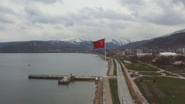 Bitlis'te 150 metrekarelik Türk bayrağı göndere çekilecek