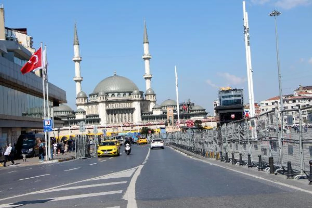 1 Mayıs için Taksim Meydanı'na demir bariyerler yerleştirildi