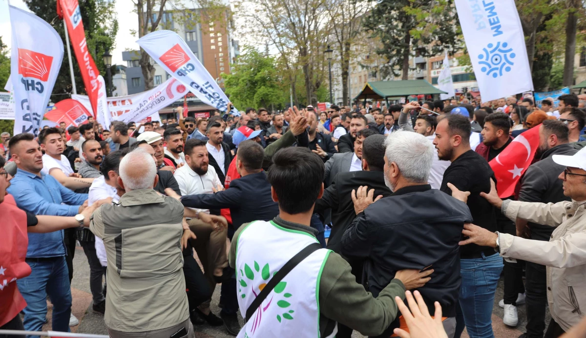 1 Mayıs kutlamalarında Memleket Partililer ile CHP'liler ortasında kavga! Polis sıkıntı ayırdı