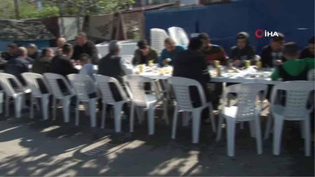 AK Parti Milletvekili adayları 1 Mayıs'ta kağıt toplayıcılarla kahvaltıda buluştu