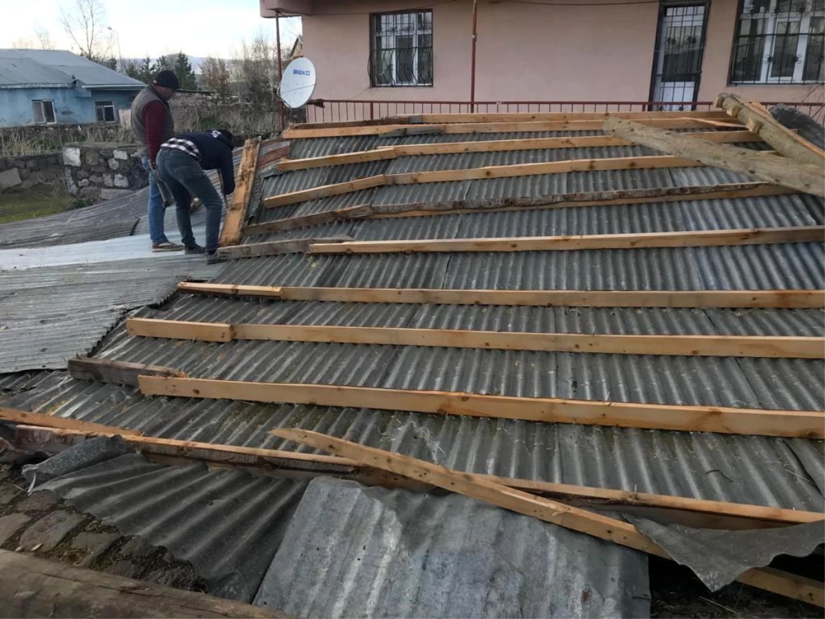 Ardahan'da kuvvetli rüzgâr çatıları uçurdu