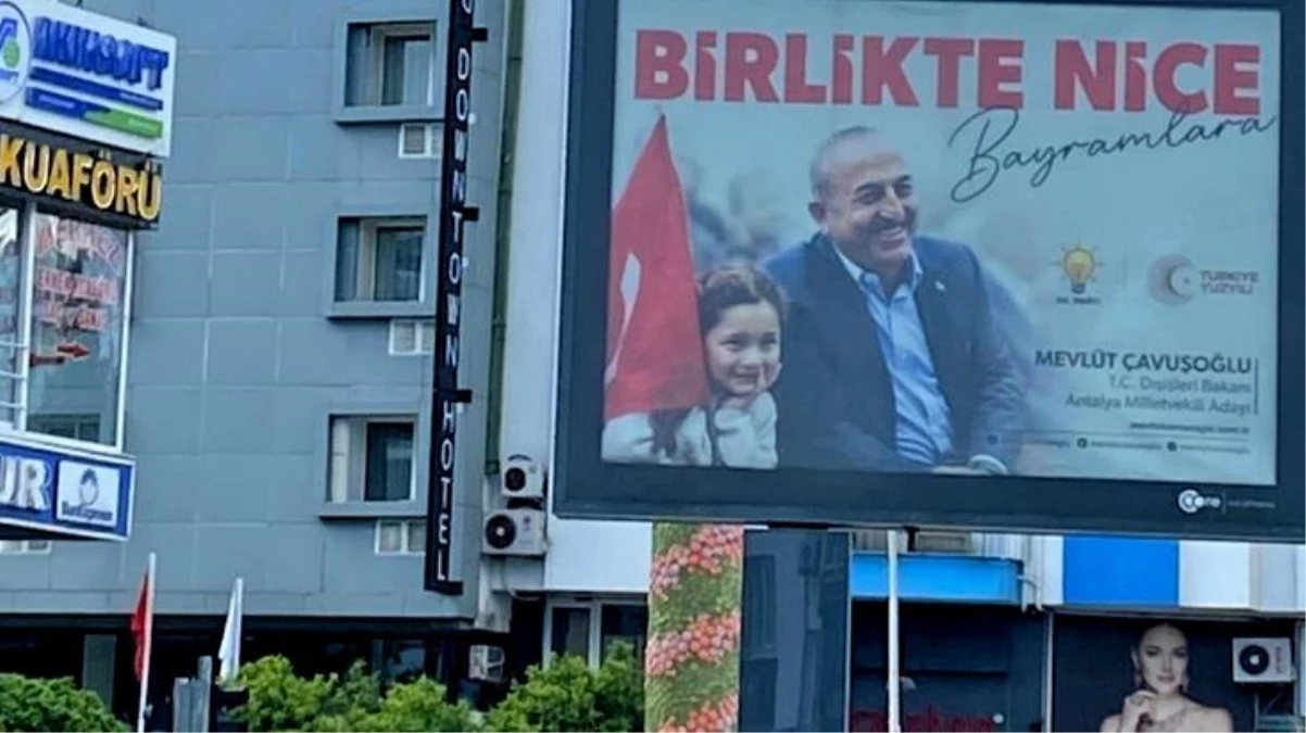 Bakan Çavuşoğlu'nun seçim afişiyle ilgili CHP'den itiraz! Kaldırılmasına karar verildi