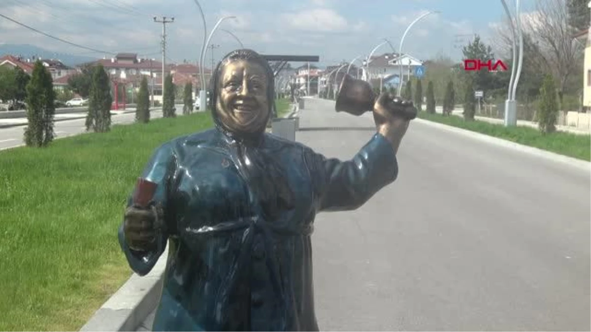 Bolu Belediye Lideri Tanju Özcan, Adile Naşit heykelindeki çay tepsisinin çalındığını argüman etti
