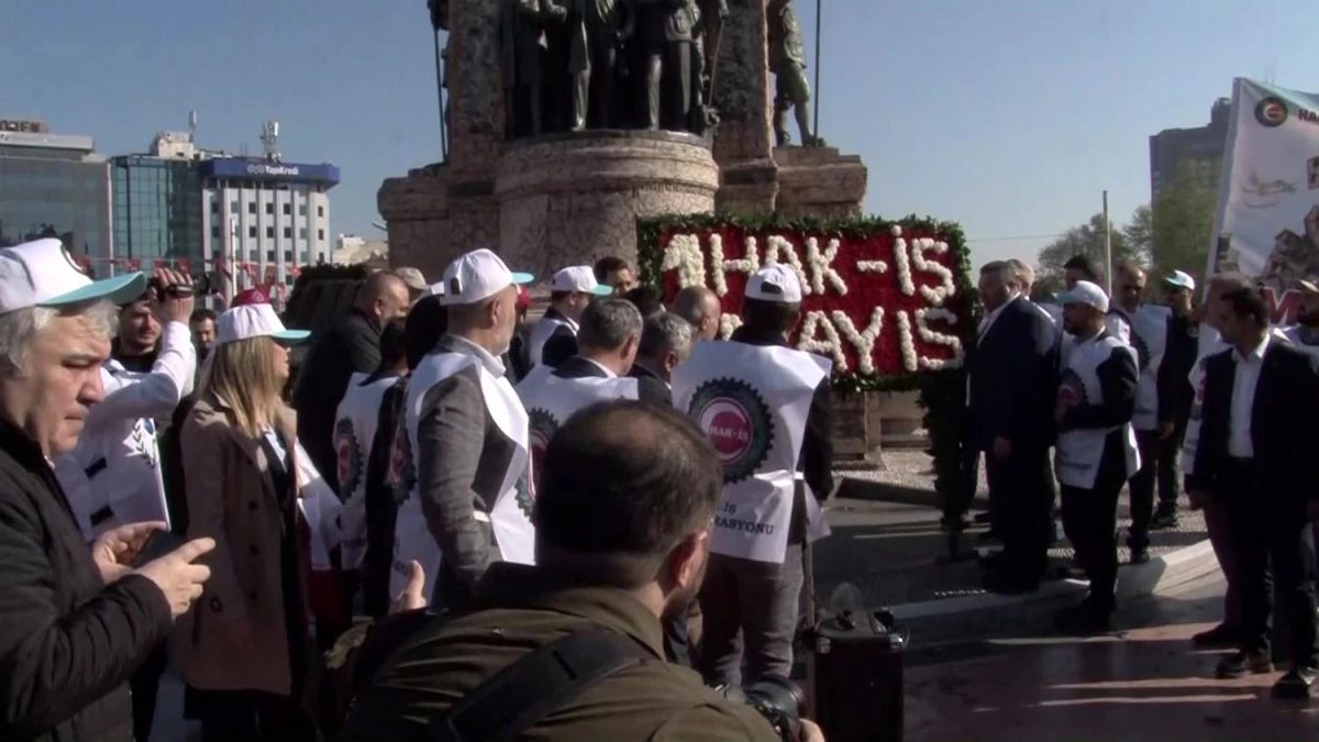 HAK-İŞ Konfederasyonu üyeleri Taksim'e çelenk bıraktı