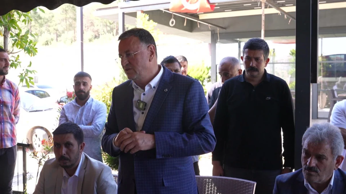 Hatay Büyükşehir Belediye Lideri Lütfü Savaş, Kırıkhan'da vatandaşlarla buluştu