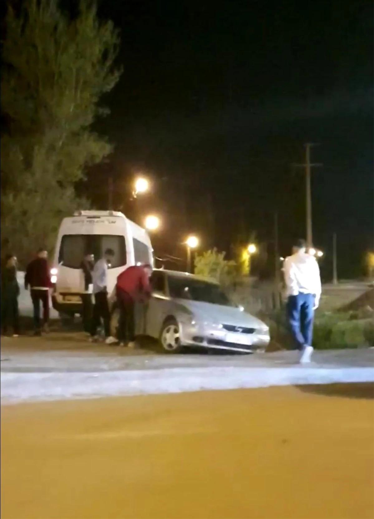 Iğdır'da yol vermeye çalışan araba kaza yaptı