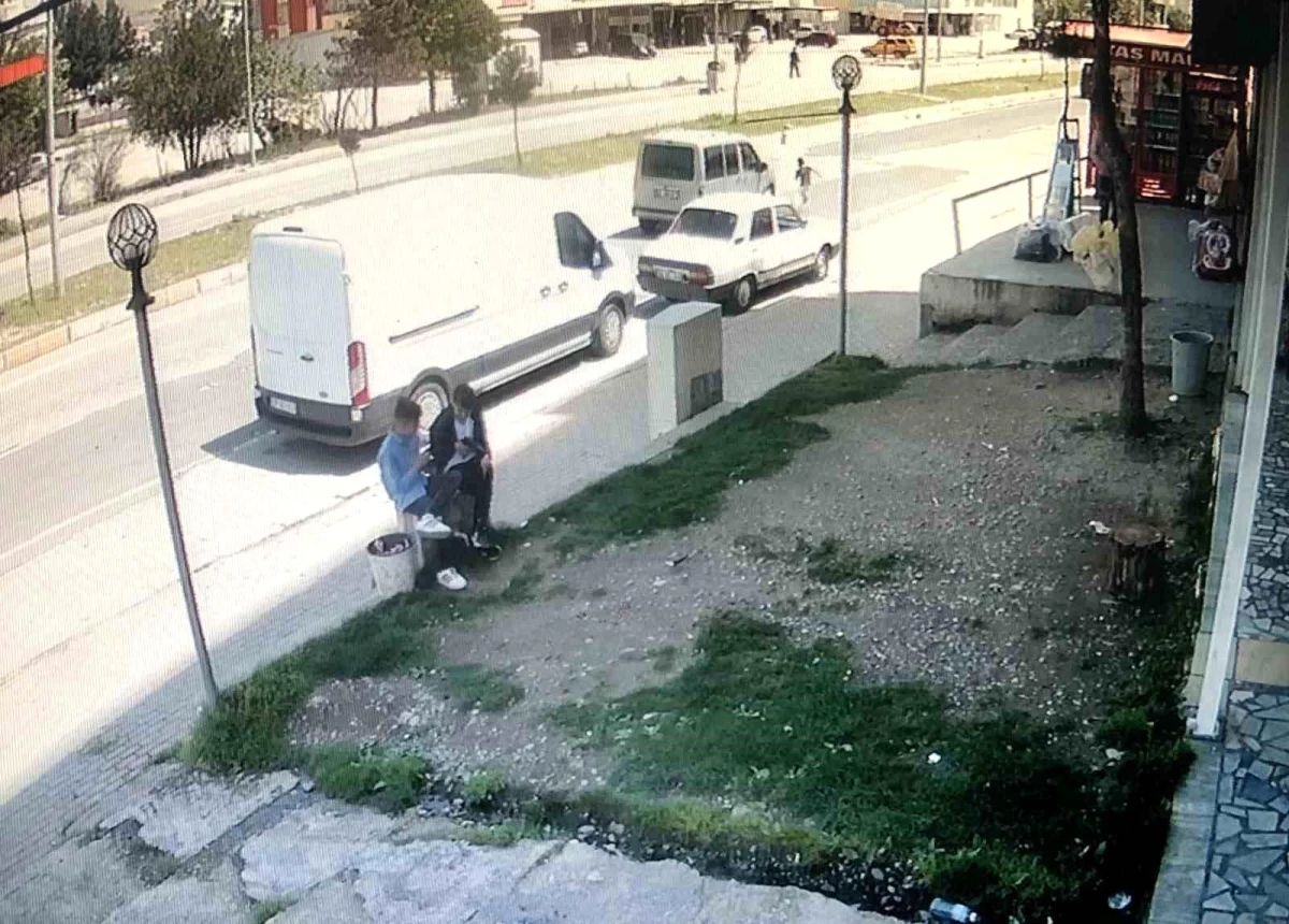 Okuldan dönen çocuğa otomobil çarptı, çocuk düştükten sonra koşarak kaldırımda oturdu