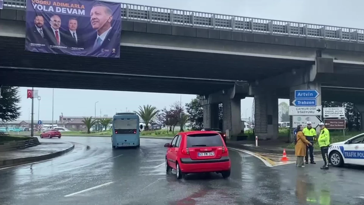 Rize'de AKP afişleri asılırken CHP pankartları söküldü