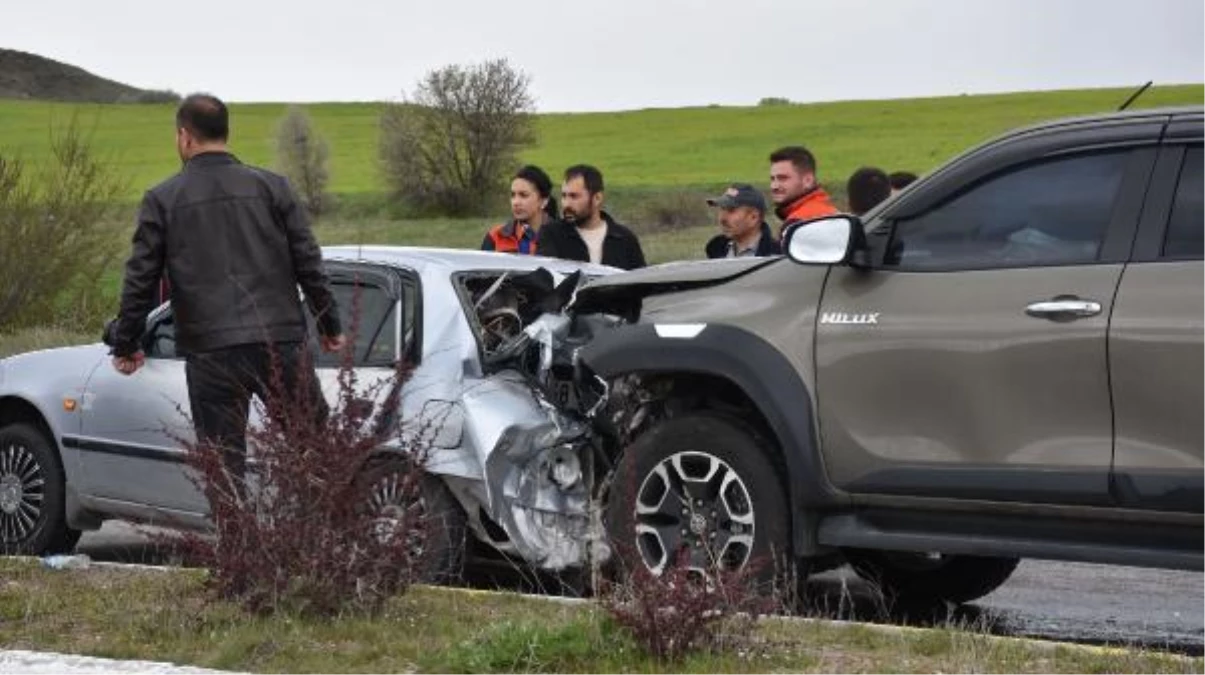 Sivas'ta Kamyonetin Arabaya Çarpması Sonucu 8 Kişi Yaralandı