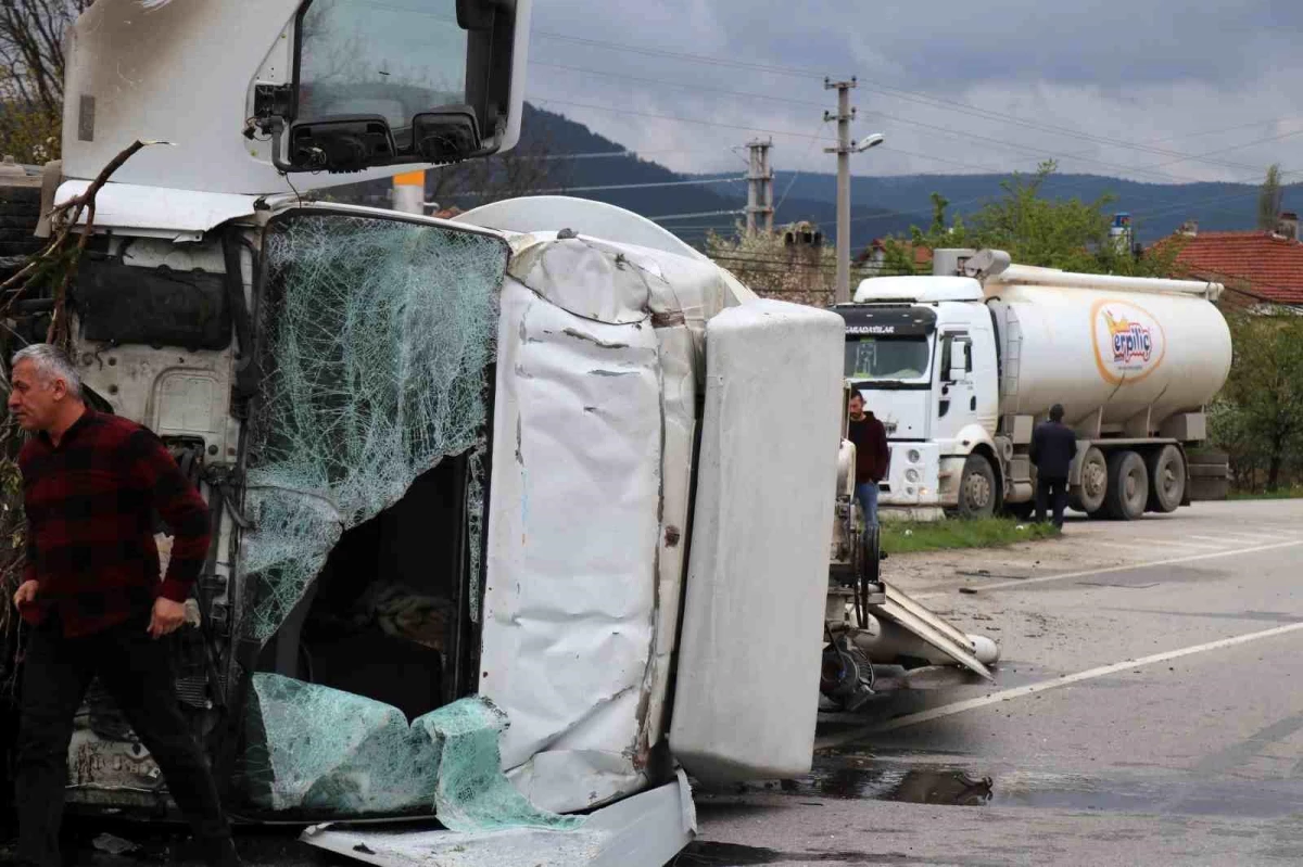 Şoförünün uyuyakaldığı tez edilen Erpiliç kamyonu kaygı dolu anlar yaşattı: 1 yaralı