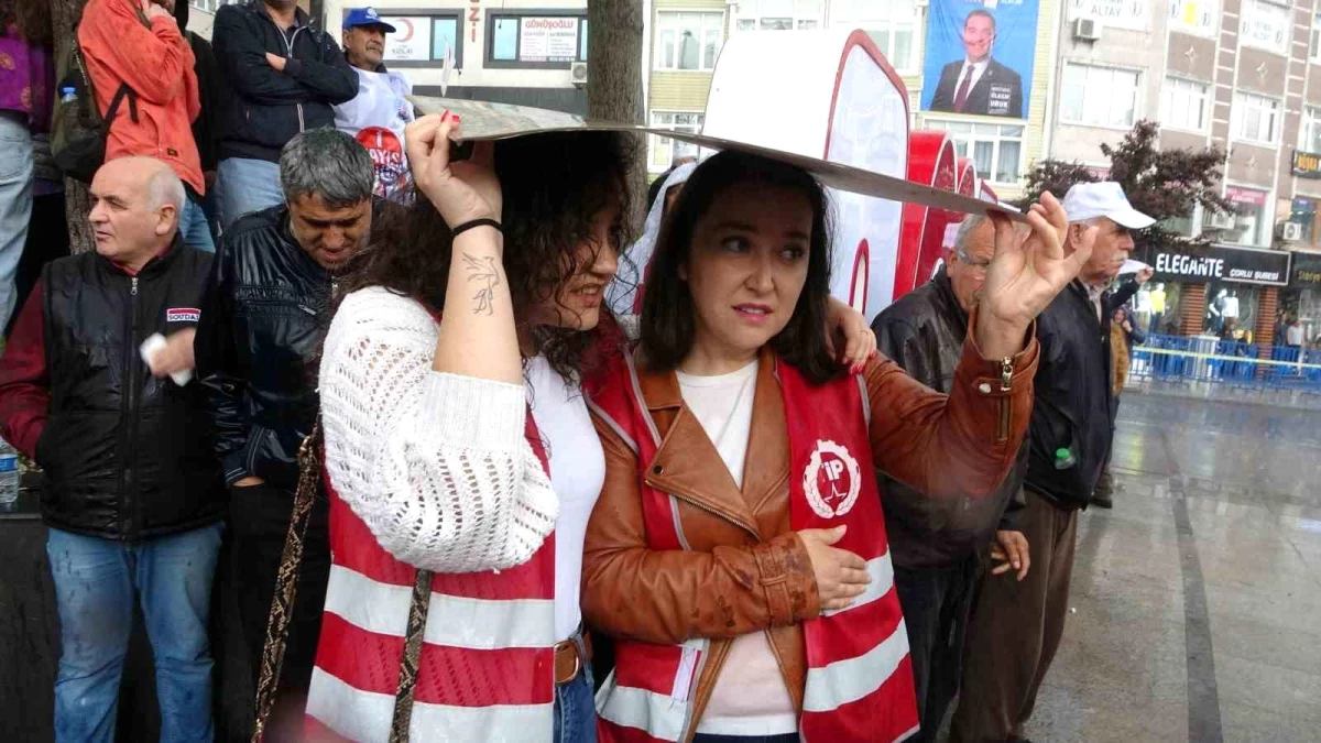 Tekirdağ'da sağanak yağmur altında 1 Mayıs kutlaması