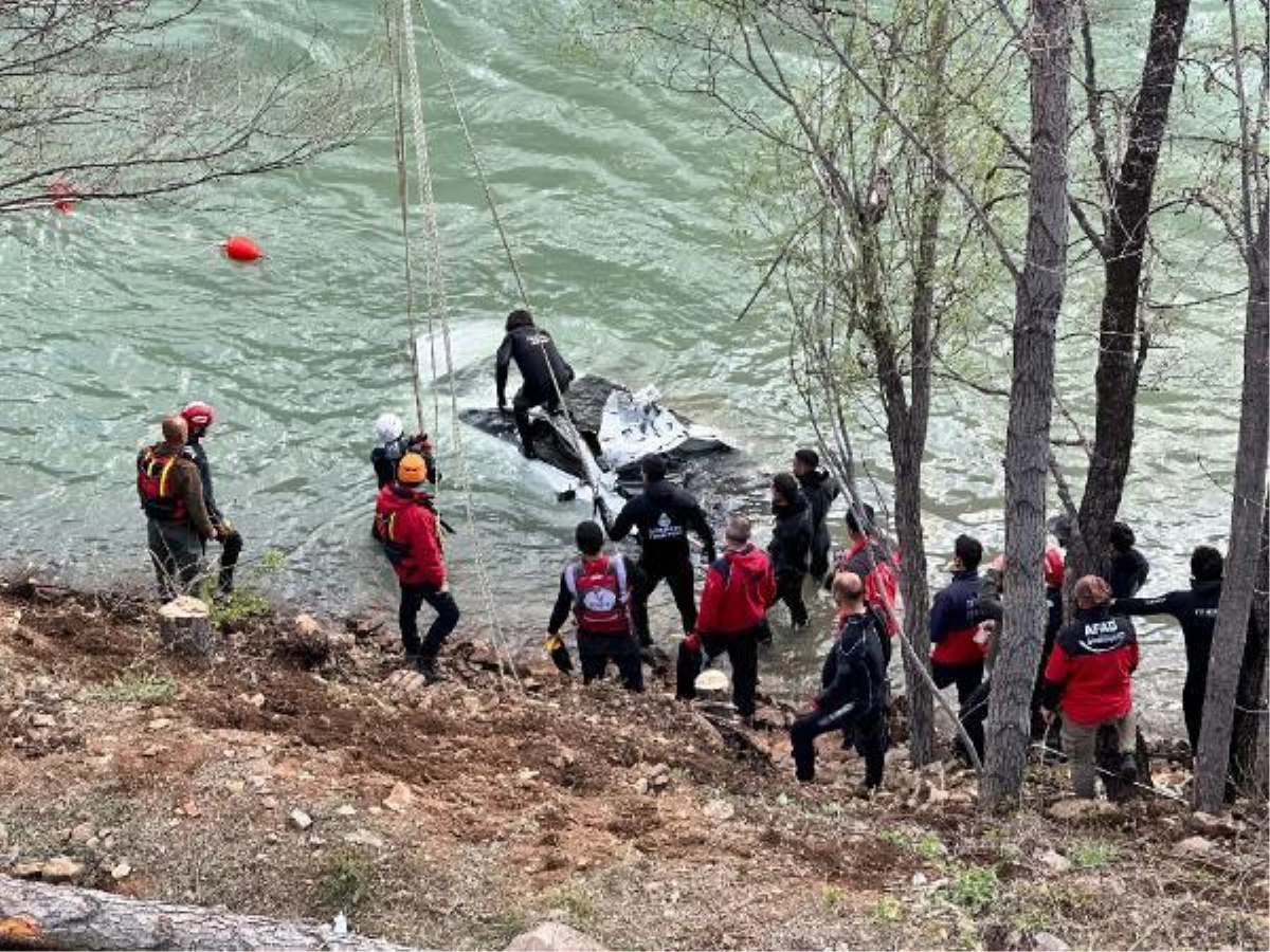 Tunceli'de kayıp gençlerin bulunamadığı araba sudan çıkarıldı