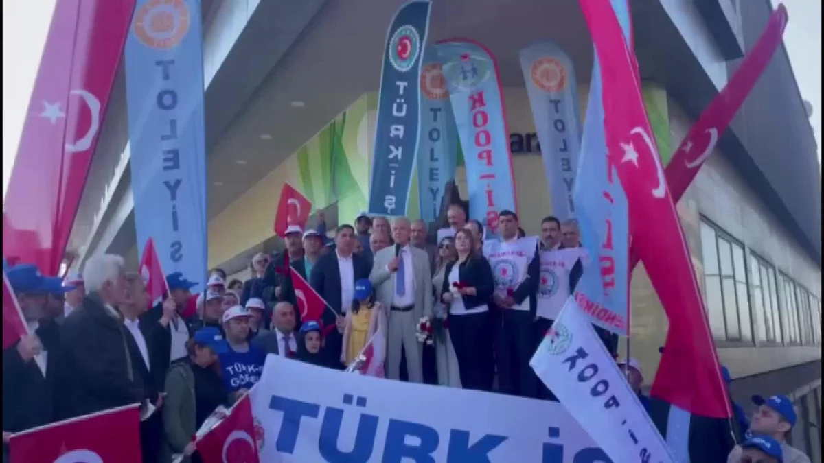 Türk-İş 1 Mayıs'ta Taksim Cumhuriyet Anıtı'na çelenk sundu