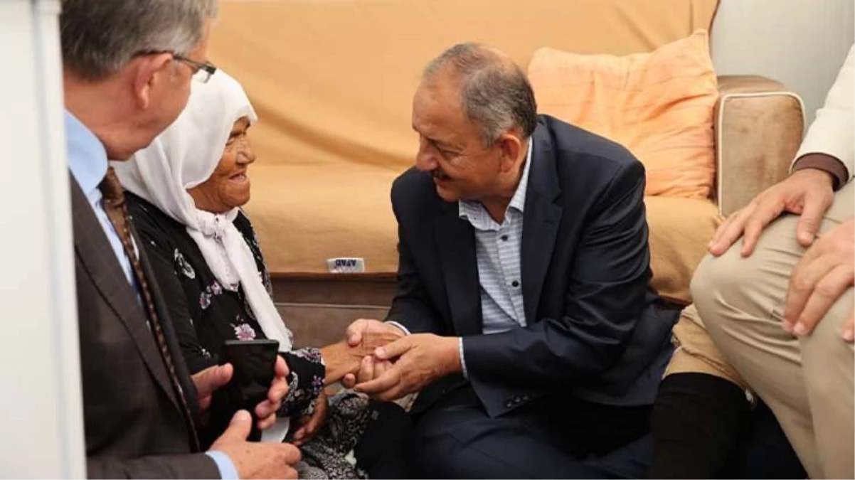 Bakan Özhaseki'den depremzede bayanın konut talebine iç ısıtan cevap: Bittiğinde gelip seni konutuna çıkaracağız
